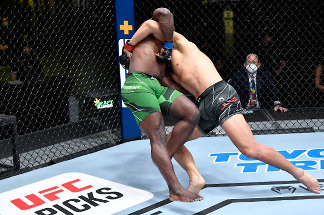 정다운이 2021년 4월 미국 네바다주 엔터프라이즈 UFC on ABC 2 제2경기 상대를 넘어뜨리고 있다. 사진=TKO