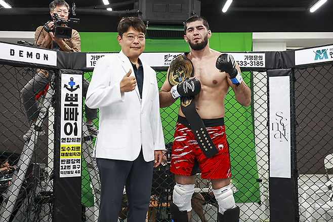 KMMA라이트헤비급 챔피언이 된 샤크 그로즈니에게 멘파워비뇨기과 대구점 권상택 대표원장이 시상하고 있다. 사진=스탠다드앤드프로그레스 스포츠에이전시