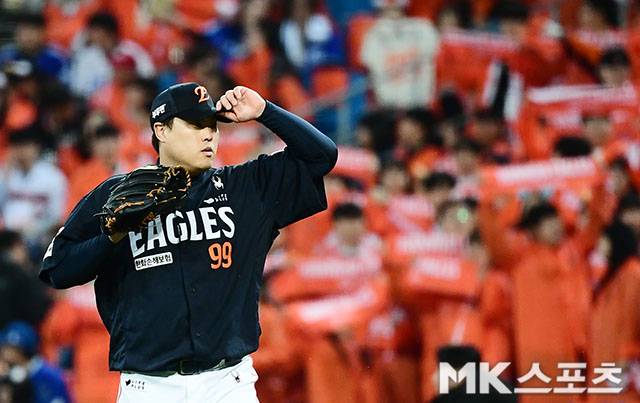 21일 오후 대구삼성라이온즈파크에서 ‘2025 신한 SOL Bank KBO 포스트시즌’ 한화 이글스와 삼성 라이온즈의 플레이오프(5전 3선승제) 3차전이 열렸다. 한화 선발 류현진이 마운드에 오르고 있다. 사진(대구)=김영구 기자