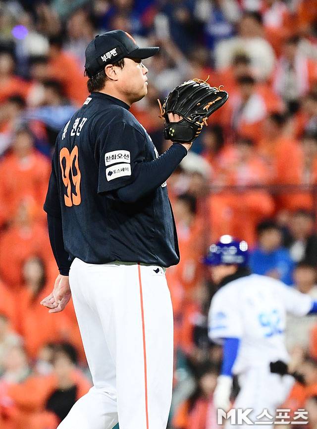 21일 오후 대구삼성라이온즈파크에서 ‘2025 신한 SOL Bank KBO 포스트시즌’ 한화 이글스와 삼성 라이온즈의 플레이오프(5전 3선승제) 3차전이 열렸다. 4회말 1사 1, 2루에서 한화 선발 류현진이 삼성 김영웅에게 역전 스리런홈런을 맞고 아쉬워 하고 있다. 사진(대구)=김영구 기자