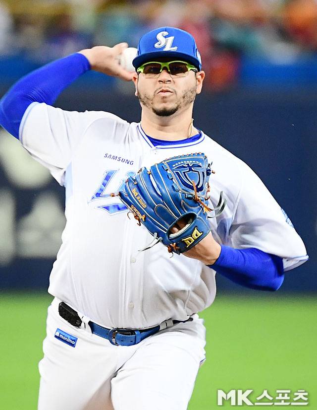 21일 오후 대구삼성라이온즈파크에서 ‘2025 신한 SOL Bank KBO 포스트시즌’ 한화 이글스와 삼성 라이온즈의 플레이오프(5전 3선승제) 3차전이 열렸다. 삼성 선발 후라도가 역투하고 있다. 사진(대구)=김영구 기자