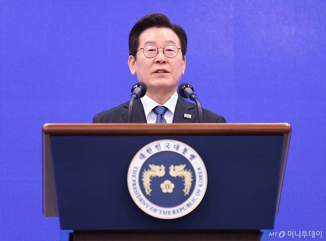 [서울=뉴시스] 고범준 기자 = 이재명 대통령이 21일 서울 서대문구 경찰청에서 열린 제80주년 경찰의 날 기념식에서 기념사를 하고 있다. (대통령실통신사진기자단) 2025.10.21. bjko@newsis.com /사진=고범준