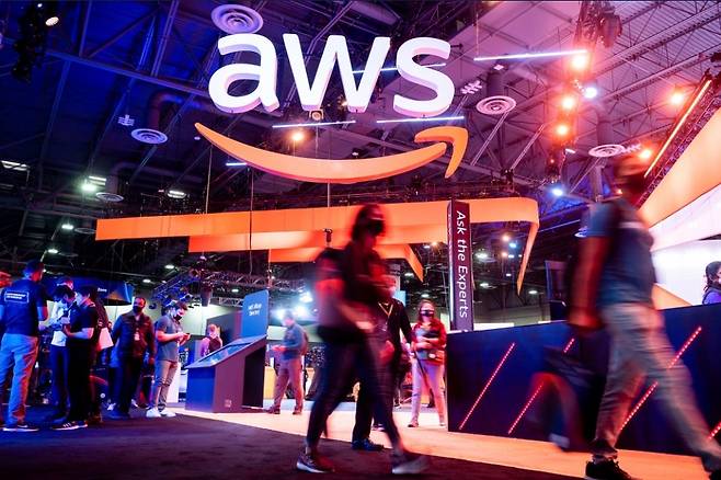 기업들을 위한 클라우드 서비스 주요 제공업체인 아마존 웹 서비스(AWS)는 웹사이트와 앱 등 수백 개의 웹사이트와 앱이 서비스 중단과 중단을 보고함에 따라 클라우드 서비스 운영에 문제가 발생하고 있으며, 문제를 해결하기 위해 노력하고 있다고 말했다고 뉴욕 타임스가 20일 보도했다. /사진=뉴시스