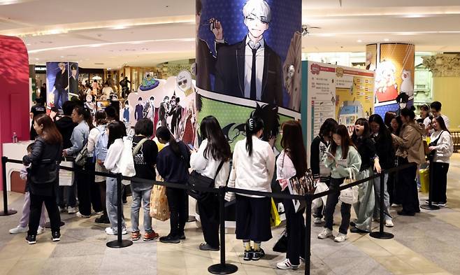 19일 오후 서울 송파구 롯데월드 아이스링크에 마련된 '2025 월드 웹툰 페스티벌' 행사장에서 관람객들이 행사장 입장을 위해 줄을 서고 있다. / 사진 = 뉴스1