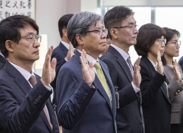 김재호 춘천지방법원장이 20일 국회 법제사법위원회에서 열린 2025년도 서울고법과 수원고법, 서울중앙지법 등 수도권, 강원 지역 법원에 대한 국정감사에 출석해 증인 선서를 하고 있다. 연합뉴스