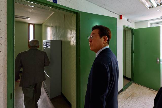 이재명 대통령이 21일 서울 용산구 민주화운동기념관(옛 남영동 대공분실)에 보존된 조사실을 둘러보고 있다. 대통령실 제공. 연합뉴스