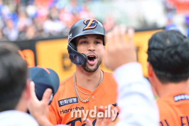 19일 오후 대전광역시 중구 대전 한화생명볼파크에서 진행된 '2025 프로야구 KBO리그 포스트시즌' 플레이오프(PO) 2차전 한화이글스와 삼성라이온즈의 경기. 한화 리베라토가 1회말 1사에서 솔로홈런을 터뜨린 뒤 환호하고 있다./대전=송일섭 기자 andlyu@mydaily.co.kr