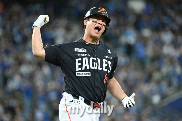 21일 대구 삼성라이온즈파크에서 열린 '2025 신한 SOL BANK KBO 포스트 시즌' 삼성 라이온즈와 한화 이글스 플레오이프(PO) 3차전 경기. 한화 노시환이 5회초 2사 3루에 역전 투런포를 친 후 기뻐하고 있다./대구=한혁승 기자