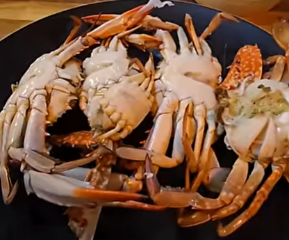 제주 연안에서 발견된 청색꽃게를 요리한 모습.[유튜브 채널 ‘제주마씸TV’ 갈무리]