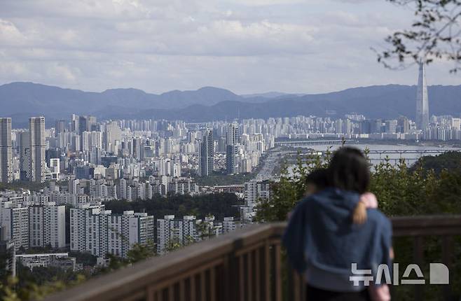 [서울=뉴시스] 김근수 기자 = 정부가 10·15 부동산 대책을 발표한 15일 오후 서울 남산에서 성동구와 광진구 일대 아파트 단지가 보이고 있다. 2025.10.15. ks@newsis.com