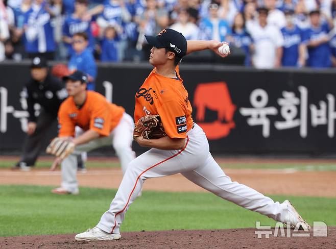 [대전=뉴시스] 김진아 기자 = 19일 대전 중구 한화생명볼파크에서 열린 2025 KBO 포스트시즌 플레이오프 2차전 삼성 라이온즈와 한화 이글스의 경기, 5회초 정우주가 역투하고 있다. 2025.10.19. bluesoda@newsis.com