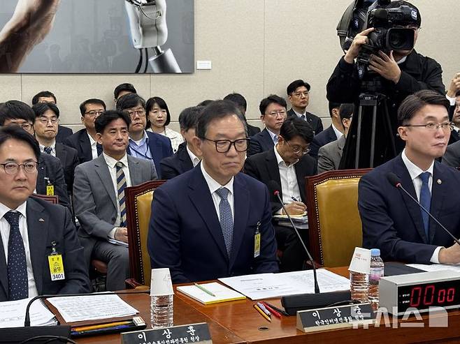 [서울=뉴시스]심지혜 기자 = 이상중 한국인터넷진흥원(KISA) 원장(가운데)이 국회 과학기술정보방송통신위원회의 21일 해킹 관련 기관 대상 국정감사를 위해 출석해 대기하고 있다. 25.10.21. siming@newsis.com