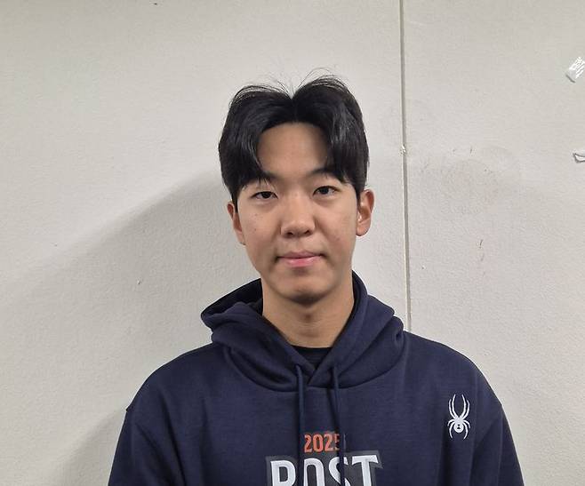 [대구=뉴시스] 문채현 기자 = 프로야구 한화 이글스의 황준서가 21일 대구 삼성라이온즈파크에서 열리는 2025 신한 쏠뱅크 KBO 포스트시즌 플레이오프(PO·5전3선승제) 3차전 삼성 라이온즈와의 원정 경기를 앞두고 취재진과 인터뷰를 하고 있다. 2025.10.21. dal@newsis.com *재판매 및 DB 금지