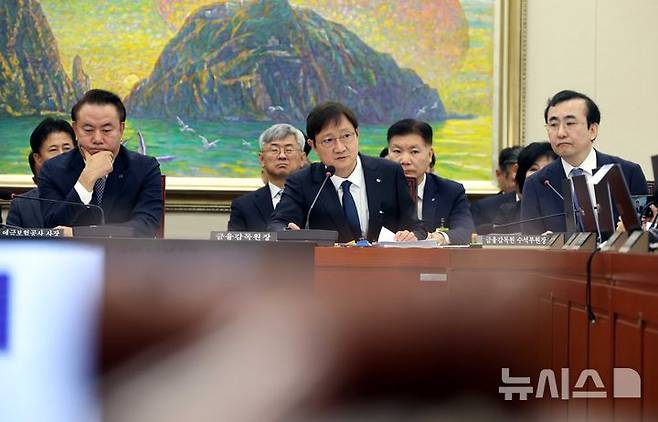 [서울=뉴시스] 조성봉 기자 = 이찬진 금융감독원장이 21일 오전 서울 여의도 국회에서 열린 정무위원회 국정감사에서 의원 질의에 답변하고 있다. 2025.10.21.suncho21@newsis.com