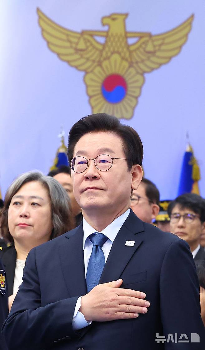 [서울=뉴시스] 고범준 기자 = 이재명 대통령이 21일 서울 서대문구 경찰청에서 열린 제80주년 경찰의 날 기념식에서 국민의례를 하고 있다. (대통령실통신사진기자단) 2025.10.21. bjko@newsis.com