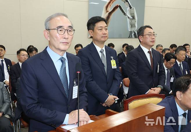 [서울=뉴시스] 고승민 기자 = 김영섭 KT 대표, 홍범식 LGU+ 대표, 유영상 SKT 대표가 21일 서울 여의도 국회에서 열린 과학기술정보방송통신위원회의 정보통신산업진흥원 등 국정감사에서 두손을 모아 박충권 국민의힘 의원 질의를 듣고 있다. 2025.10.21. kkssmm99@newsis.com