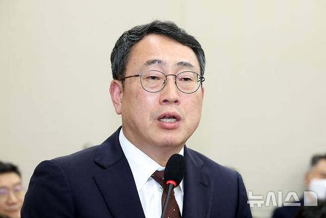 [서울=뉴시스] 고승민 기자 = 유영상 SKT 대표가 21일 서울 여의도 국회에서 열린 과학기술정보방송통신위원회의 정보통신산업진흥원 등 국정감사에서 의원 질의에 답하고 있다. 2025.10.21. kkssmm99@newsis.com