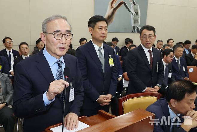 [서울=뉴시스] 고승민 기자 = 김영섭 KT 대표, 홍범식 LGU+ 대표, 유영상 SKT 대표가 21일 서울 여의도 국회에서 열린 과학기술정보방송통신위원회의 정보통신산업진흥원 등 국정감사에서 박충권 국민의힘 의원 질의에 답하고 있다. 2025.10.21. kkssmm99@newsis.com