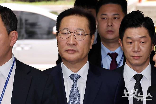 윤석열 전 대통령의 12·3 비상계엄 선포를 방조·가담한 혐의를 받는 박성재 전 법무부 장관이 14일 구속 전 피의자 심문(영장실질심사)을 받기 위해 서울 서초구 서울중앙지방법원으로 들어서고 있다. 박종민 기자