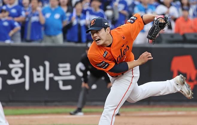 18일 대전 한화생명 볼파크에서 열린 2025 KBO 프로야구 포스트 시즌 플레이오프 1차전 삼성 라이온즈와 한화 이글스의 경기. 7회초 마운드에 오른 한화 문동주가 힘차게 공을 던지는 모습. 연합뉴스