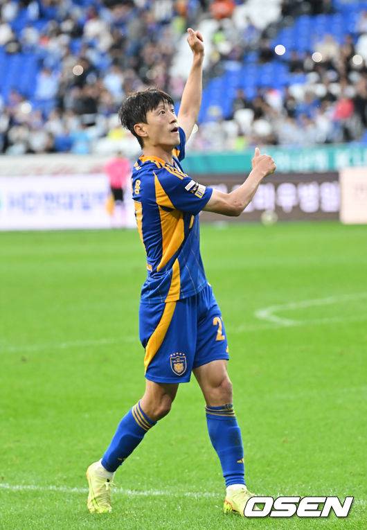[OSEN=울산, 이석우 기자] 18일 울산 문수축구경기장에서 하나은행 K리그1 2025 울산 HD와 광주FC의 경기가 열렸다.  신태용 감독 경질을 두고 후폭풍이 몰아친 울산은 급격히 무너져 강등권까지 추락했고, 반면 광주FC는 파이널A 진출의 마지막 불씨를 살리기 위해 총력전에 나섰다.울산 HD 이청용이 페널티킥을 성공하고 골프 세리머니를 하고 있다. 2025.10.18 / foto0307@osen.co.kr
