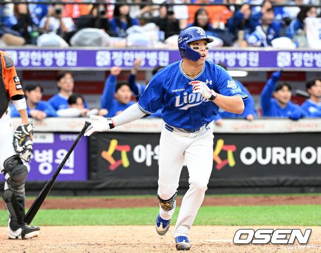 [OSEN=대전, 이대선 기자] 18일 오후 대전 한화생명볼파크에서 2025 신한 SOL Bank KBO리그 포스트시즌 플레이오프 1차전 한화 이글스와 삼성 라이온즈의 경기가 열렸다.한화는 폰세, 삼성은 가라비토를 선발 투수로 내세웠다.3회초 2사 2루에서 삼성 김영웅이 우월 적시 2루타를 치고 있다. 2025.10.18 /sunday@osen.co.kr