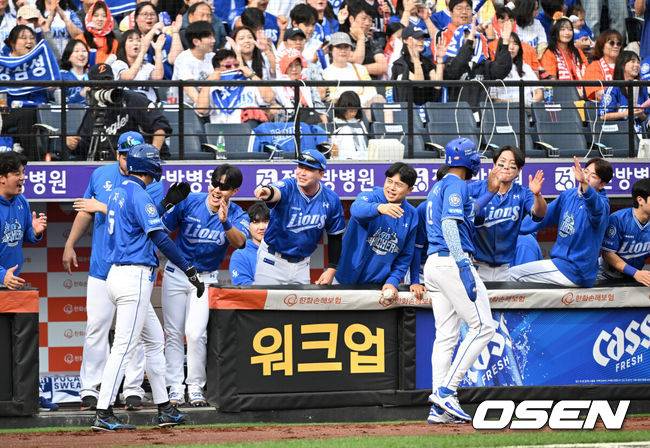 [OSEN=대전, 이대선 기자] 19일 오후 대전 한화생명볼파크에서 2025 신한 SOL Bank KBO리그 포스트시즌 플레이오프 2차전 한화 이글스와 삼성 라이온즈의 경기가 열렸다.한화는 라이언 와이스, 삼성은 최원태를 선발 투수로 내세웠다.3회초 1사 2,3루에서 삼성 김영웅의 중전 2타점 적시타 때 삼성 선수들이 환호하고 있다. 2025.10.19 /sunday@osen.co.kr