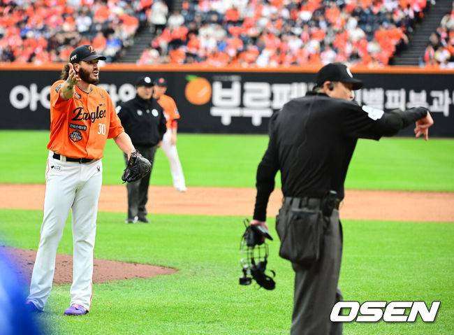 [OSEN=대전, 지형준 기자] 18일 오후 대전 한화생명볼파크에서 2025 신한 SOL Bank KBO리그 포스트시즌 플레이오프 1차전 한화 이글스와 삼성 라이온즈의 경기가 열렸다. 3회초 무사 3루에서 삼성 구자욱 타석에 주심이 한화 폰세의 길어지는 인터벌을 지적하고 있다. 2025.10.18 /jpnews@osen.co.kr