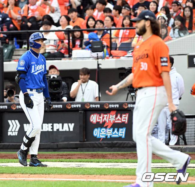 [OSEN=대전, 손용호 기자] 18일 오후 대전 한화생명볼파크에서 2025 신한 SOL Bank KBO리그 포스트시즌 플레이오프 1차전 한화 이글스와 삼성 라이온즈의 경기가 열렸다. 3회초 무사 1,3루 투구 시간 문제로 신경전을 벌인 구자욱이 타점을 올린후 폰세를 바라보고  있다. 2025.10.18 /spjj@osen.co.kr