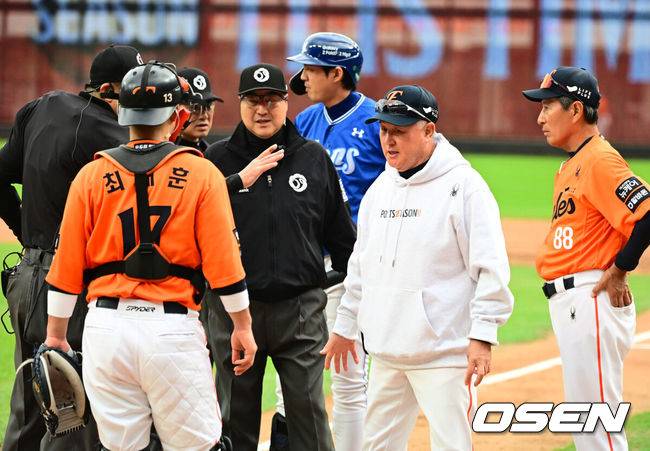 [OSEN=대전, 지형준 기자] 18일 오후 대전 한화생명볼파크에서 2025 신한 SOL Bank KBO리그 포스트시즌 플레이오프 1차전 한화 이글스와 삼성 라이온즈의 경기가 열렸다. 3회초 무사 3루에서 한화 김경문 감독이 삼성 구자욱과 한화 폰세의 신경전에 대해 구심에게 상황 설명을 듣고 있다. 2025.10.18 /jpnews@osen.co.kr