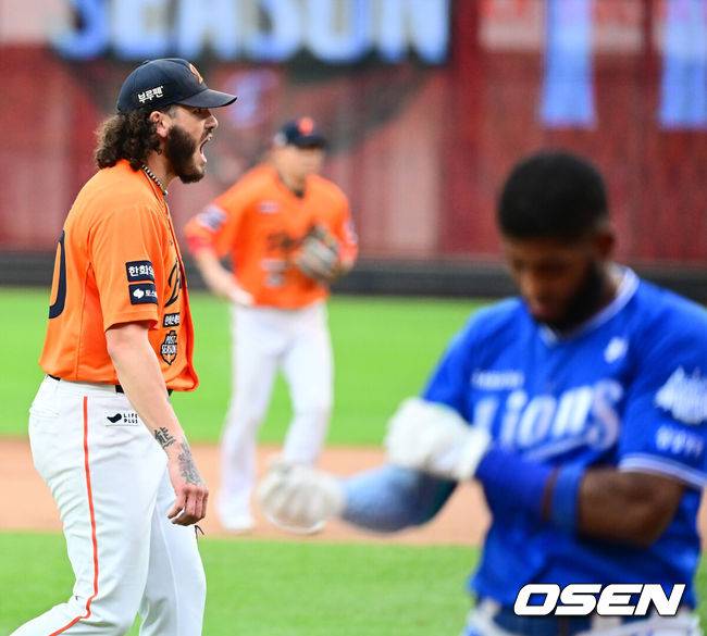 [OSEN=대전, 지형준 기자] 18일 오후 대전 한화생명볼파크에서 2025 신한 SOL Bank KBO리그 포스트시즌 플레이오프 1차전 한화 이글스와 삼성 라이온즈의 경기가 열렸다.한화는 폰세, 삼성은 가라비토를 선발 투수로 내세웠다.5회초 2사에서 한화 폰세가 삼성 디아즈를 포수 파울 플라이로 처리하며 포효하고 있다. 2025.10.18 /jpnews@osen.co.kr