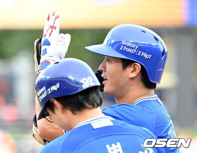 [OSEN=대전, 이대선 기자] 19일 오후 대전 한화생명볼파크에서 2025 신한 SOL Bank KBO리그 포스트시즌 플레이오프 2차전 한화 이글스와 삼성 라이온즈의 경기가 열렸다.한화는 라이언 와이스, 삼성은 최원태를 선발 투수로 내세웠다.5회초 1사 1루에서 삼성 김태훈이 우전 안타를 치고 환호하고 있다. 2025.10.19 /sunday@osen.co.kr