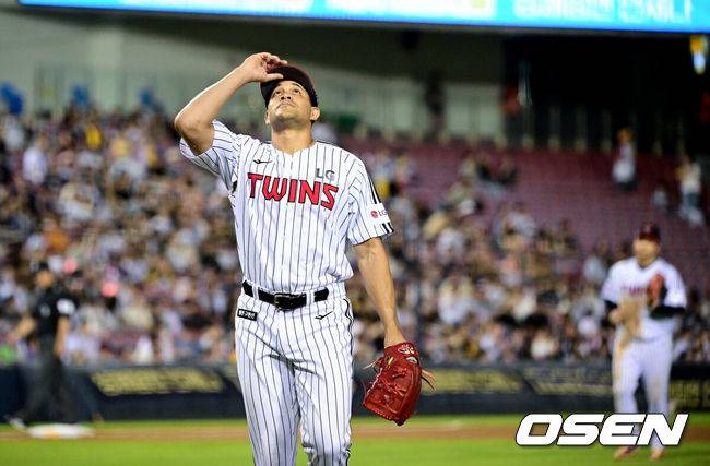 [OSEN=잠실, 조은정 기자]11일 오후 서울 잠실구장에서 ‘2025 신한 SOL Bank KBO리그’ LG 트윈스와 KT 위즈의 경기가 열렸다.홈팀 LG는 치리노스, 방문팀 KT는 헤이수스를 선발로 내세웠다.3회초 이닝을 마친 LG 치리노스가 더그아웃으로 향하고 있다. 2025.09.11 /cej@osen.co.kr