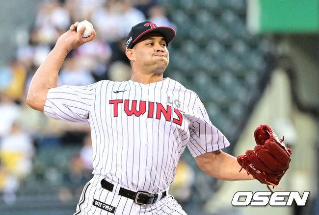 [OSEN=잠실, 조은정 기자]11일 오후 서울 잠실구장에서 ‘2025 신한 SOL Bank KBO리그’ LG 트윈스와 KT 위즈의 경기가 열렸다.홈팀 LG는 치리노스, 방문팀 KT는 헤이수스를 선발로 내세웠다.1회초 LG 치리노스가 역투를 하고 있다. 2025.09.11 /cej@osen.co.kr