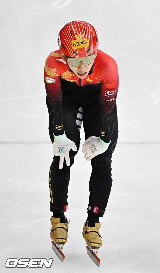 [OSEN=민경훈 기자] 12일 서울 목동 아이스링크에서 '2023 KB금융 국제빙상경기연맹(ISU) 쇼트트랙 세계선수권대회' 본선 경기가 진행됐다.남자 1000m 준준결승에서 조 4위를 한 중국 린샤오쥔(한국명 임효준)이 아쉬워하고 있다. 2023.03.12 / rumi@osen.co.kr