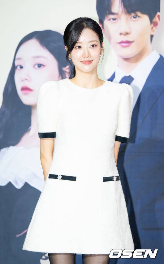 [OSEN=고양, 박준형 기자] 21일 오후 경기도 고양 스타필드 아트리움에서 게임 원작 숏폼드라마 '마이리틀셰프' 제작발표회가 진행됐다.‘마이리틀셰프’ 숏폼드라마는 오리지널 게임의 지적재산권에 등장한 스토리에서 확장되어, 단순한 요리 배틀을 넘어, 재벌가의 권력다툼, 주인공 노마의 성장, 그리고 사랑과 배신이라는 코드가 교차하는 서사를 담고 있다. 게임속 주인공인 ‘노마’역할의 캐릭터에는 그룹 에이프릴의 이나은이 캐스팅 되었으며, 또다른 주인공의 ‘태우’역할에는 그룹 골든차일드의 최보민이 캐스팅 되었다. 또한, ‘노마’의 요리학교 동창으로 등장하는 ‘도윤’역에는 그룹 CIX의 현석이, 마지막으로 ‘노마’의 사촌으로 등장하는 ‘미리’역에는 그룹 파나틱스의 김도아가 캐스팅됐다.배우 이나은이 포즈를 취하고 있다.   2025.10.21 / soul1014@osen.co.kr