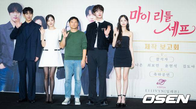 [OSEN=고양, 박준형 기자] 21일 오후 경기도 고양 스타필드 아트리움에서 게임 원작 숏폼드라마 '마이리틀셰프' 제작발표회가 진행됐다.‘마이리틀셰프’ 숏폼드라마는 오리지널 게임의 지적재산권에 등장한 스토리에서 확장되어, 단순한 요리 배틀을 넘어, 재벌가의 권력다툼, 주인공 노마의 성장, 그리고 사랑과 배신이라는 코드가 교차하는 서사를 담고 있다. 게임속 주인공인 ‘노마’역할의 캐릭터에는 그룹 에이프릴의 이나은이 캐스팅 되었으며, 또다른 주인공의 ‘태우’역할에는 그룹 골든차일드의 최보민이 캐스팅 되었다. 또한, ‘노마’의 요리학교 동창으로 등장하는 ‘도윤’역에는 그룹 CIX의 현석이, 마지막으로 ‘노마’의 사촌으로 등장하는 ‘미리’역에는 그룹 파나틱스의 김도아가 캐스팅됐다.배우 최보민과 이나은, 김상훈 감독, 윤현석, 김도아가 포즈를 취하고 있다.  2025.10.21 / soul1014@osen.co.kr