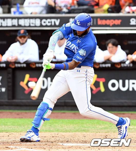 [OSEN=대전, 손용호 기자] 19일 오후 대전 한화생명볼파크에서 2025 신한 SOL Bank KBO리그 포스트시즌 플레이오프 2차전 한화 이글스와 삼성 라이온즈의 경기가 열렸다.한화는 라이언 와이스, 삼성은 최원태를 선발 투수로 내세웠다.3회초 1사 1,3루 디아즈가 1타점 2루타를 치고 있다. 2025.10.19 /spjj@osen.co.kr