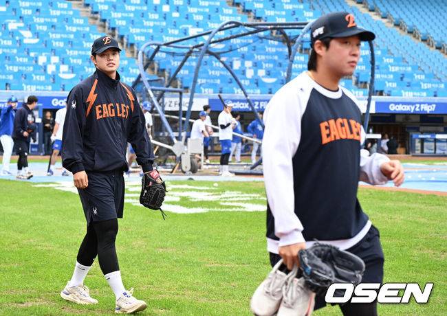 [OSEN=대구, 조은정 기자]21일 대구 삼성라이온즈파크에서 2025 신한 SOL Bank KBO리그 포스트시즌 플레이오프 3차전 삼성 라이온즈와 한화 이글스의 경기가 열린다.홈팀 삼성은 후라도, 방문팀 한화는 류현진을 선발로 내세웠다.한화 문동주, 김범수가 훈련을 나서고 있다. 2025.10.21 /cej@osen.co.kr