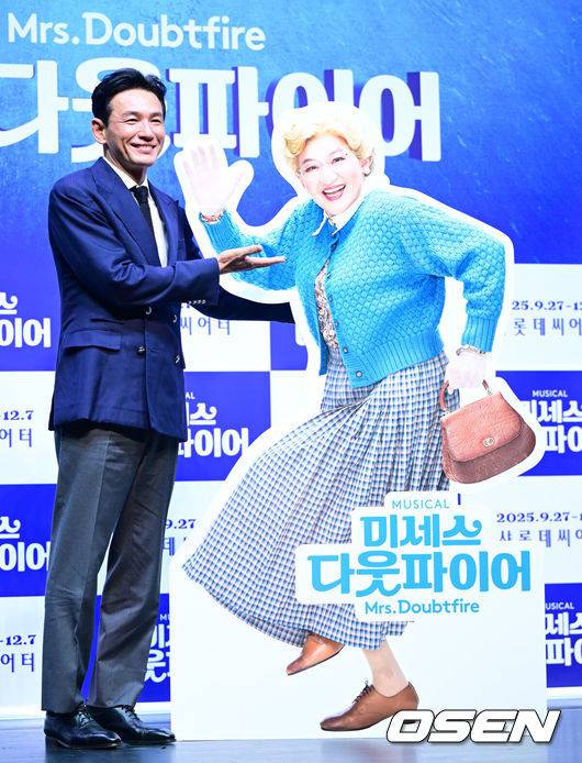 [OSEN=최규한 기자] 2일 오후 서울 서대문구 이화여자대학교 삼성홀에서 뮤지컬 ‘미세스 다웃파이어’ 제작발표회가 열렸다.뮤지컬 '미세스 다웃파이어'는 로빈 윌리엄스 주연의 동명 영화를 뮤지컬로 만든 작품으로 가족의 사랑을 그린 코미디 뮤지컬이다. 이혼한 다니엘이 유모 미세스 다웃파이어로 변장해 전 아내의 집으로 들어가 자녀들을 돌보면서 벌어지는 이야기를 그린다.배우 황정민이 포토타임을 하고 있다. 2025.09.02 / dreamer@osen.co.kr