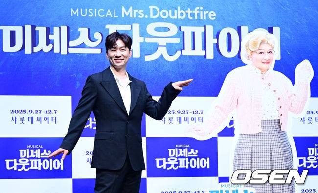 [OSEN=최규한 기자] 2일 오후 서울 서대문구 이화여자대학교 삼성홀에서 뮤지컬 ‘미세스 다웃파이어’ 제작발표회가 열렸다.뮤지컬 '미세스 다웃파이어'는 로빈 윌리엄스 주연의 동명 영화를 뮤지컬로 만든 작품으로 가족의 사랑을 그린 코미디 뮤지컬이다. 이혼한 다니엘이 유모 미세스 다웃파이어로 변장해 전 아내의 집으로 들어가 자녀들을 돌보면서 벌어지는 이야기를 그린다.배우 정상훈이 포토타임을 하고 있다. 2025.09.02 / dreamer@osen.co.kr