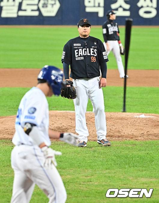 [OSEN=대구, 이석우 기자] 21일 대구 삼성라이온즈파크에서 2025 신한 SOL뱅크 KBO 플레이오프 삼성 라이온즈와 한화 이글스의 3차전 경기가 열렸다. 홈팀 삼성은 후라도가, 방문팀 한화는 류현진이 선발 투수로 출전했다.한화 이글스 류현진이 4회말 1사 1,2루 삼성 라이온즈 김영웅에게 우월 역전 3점 홈런을 맞고 아쉬워하고 있다. 2025.10.21 / foto0307@osen.co.kr