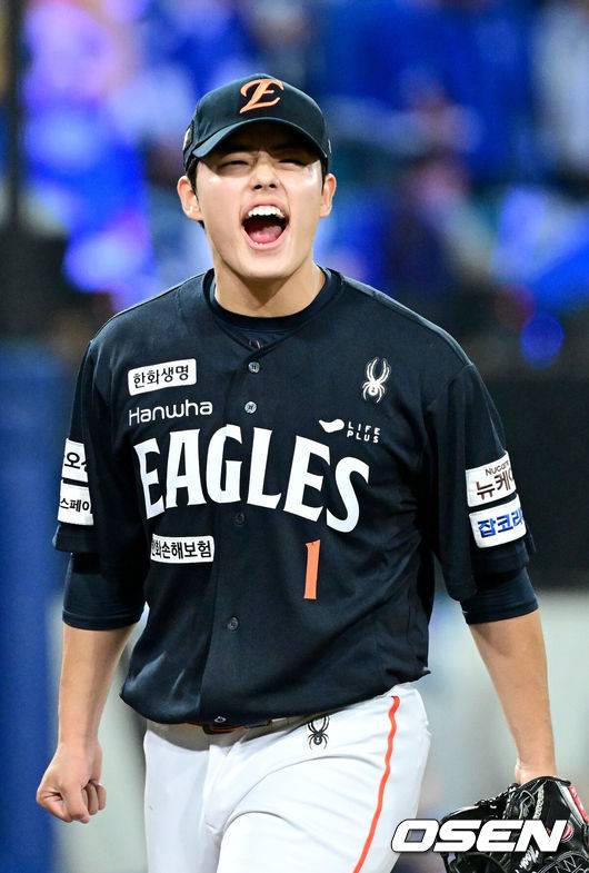 [OSEN=대구, 최규한 기자] 21일 대구 삼성라이온즈파크에서 ‘2025 신한 SOL Bank KBO리그’ 포스트시즌 플레이오프 3차전 삼성 라이온즈와 한화 이글스의 경기가 열렸다.홈팀 삼성은 아리엘 후라도, 방문팀 한화는 류현진을 선발로 내세웠다.7회말 2사 2, 3루 상황 삼성 디아즈를 외야 뜬공으로 이끌며 실점없이 이닝을 막아낸 한화 투수 문동주가 포효하고 있다. 2025.10.21 / dreamer@osen.co.kr