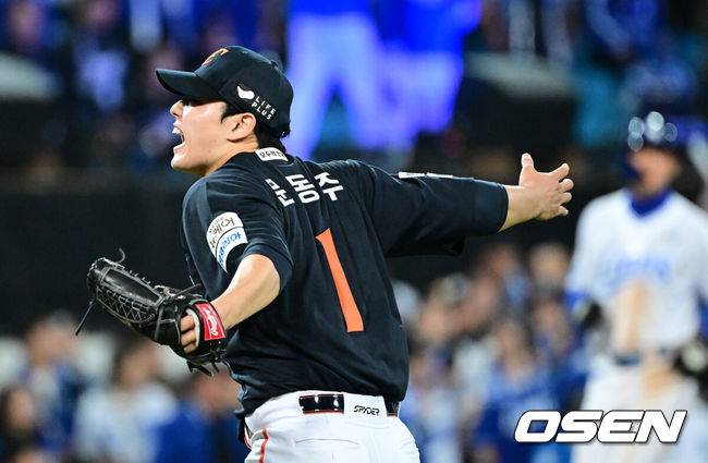 [OSEN=대구, 최규한 기자] 21일 대구 삼성라이온즈파크에서 ‘2025 신한 SOL Bank KBO리그’ 포스트시즌 플레이오프 3차전 삼성 라이온즈와 한화 이글스의 경기가 열렸다.홈팀 삼성은 아리엘 후라도, 방문팀 한화는 류현진을 선발로 내세웠다.7회말 2사 2, 3루 상황 삼성 디아즈를 외야 뜬공으로 이끌며 실점없이 이닝을 막아낸 한화 투수 문동주가 기뻐하고 있다. 2025.10.21 / dreamer@osen.co.kr