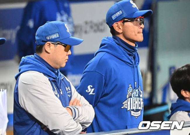 [OSEN=대구, 이석우 기자] 21일 대구 삼성라이온즈파크에서 2025 신한 SOL뱅크 KBO 플레이오프 삼성 라이온즈와 한화 이글스의 3차전 경기가 열렸다. 홈팀 삼성은 후라도가, 방문팀 한화는 류현진이 선발 투수로 출전했다.삼성 라이온즈 박진만 감독이 덤덤하게 경기를 지켜보고 있다. 2025.10.21 / foto0307@osen.co.kr