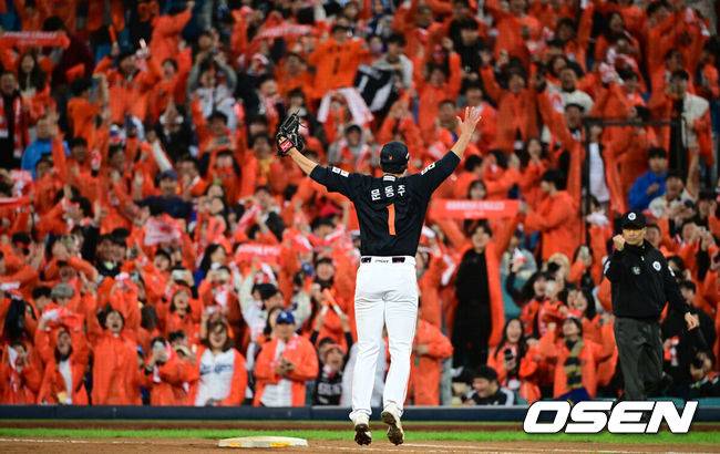 [OSEN=대구, 조은정 기자]프로야구 한화 이글스 투수 문동주(22)가 구원으로 나와 또 한화를 구했다. 6회부터 9회까지 4이닝을 삭제하며 슈퍼 세이브로 삼성 강타선을 잠재웠다.문동주는 21일 대구삼성라이온즈파크에서 열린 2025 신한 SOL Bank KBO리그 포스트시즌 플레이오프(PO·5전3선승제) 3차전에 6회 구원 등판, 4이닝 2피안타 1볼넷 6탈삼진 무실점으로 막고 한화의 5-4 승리에 기여했다. 승리 투수가 됐다. 한화는 시리즈 전적 2승1패 리드. 한화 문동주가 승리를 기뻐하고 있다. 2025.10.21 /cej@osen.co.kr