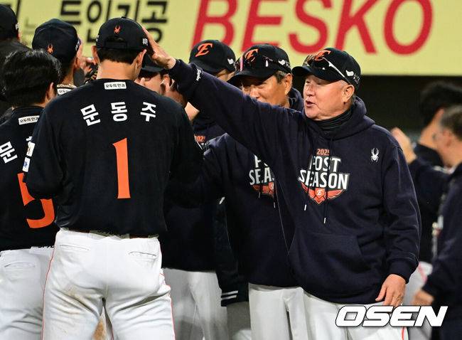 [OSEN=대구, 조은정 기자]프로야구 한화 이글스 투수 문동주(22)가 구원으로 나와 또 한화를 구했다. 6회부터 9회까지 4이닝을 삭제하며 슈퍼 세이브로 삼성 강타선을 잠재웠다.문동주는 21일 대구삼성라이온즈파크에서 열린 2025 신한 SOL Bank KBO리그 포스트시즌 플레이오프(PO·5전3선승제) 3차전에 6회 구원 등판, 4이닝 2피안타 1볼넷 6탈삼진 무실점으로 막고 한화의 5-4 승리에 기여했다. 승리 투수가 됐다. 한화는 시리즈 전적 2승1패 리드.&nbsp;한화 김경문 감독이 문동주와 승리를 기뻐하고 있다. 2025.10.21 /cej@osen.co.kr