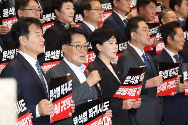 ▲더불어민주당 박지원 의원이 지난 20일 서울 여의도 국회에서 윤석열 전 대통령을 면회한 국민의힘 장동혁 대표를 규탄하고 있다. ⓒ연합뉴스