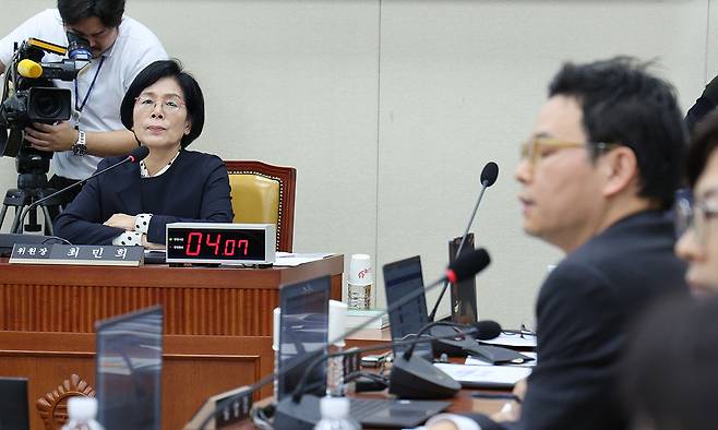 최민희 위원장이 20일 서울 여의도 국회 과학기술정보방송통신위원회에서 열린 방송미디어통신위원회 등에 대한 국정감사에서 박정훈 국민의힘 의원의 발언을 듣고 있다. 뉴스1