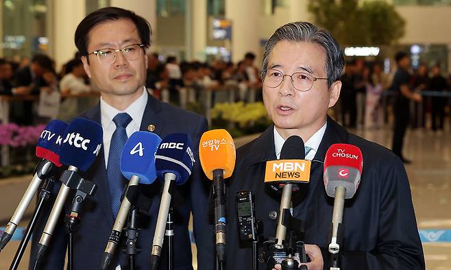 미국과 관세협상을 하기 위해 워싱턴을 방문하고 귀국한 김용범 대통령실 정책실장(오른쪽)과 여한구 산업통상부 통상교섭본부장이 지난 19일 인천국제공항 제2여객터미널에서 논의 결과에 대해 설명하고 있다. 김 실장은 “대부분의 쟁점에서 실질적인 진전이 있었다”면서도 “여전히 조율이 필요한 부분이 남아 있다”고 밝혔다. 인천공항=연합뉴스